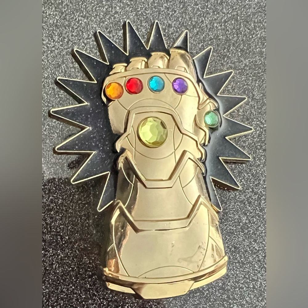Disney: 2023 Limited Edition Marvel Villians Thanos Infinity Gauntlet Jumbo Pin
